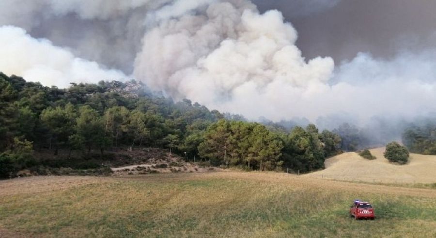 Un centenar de dotacions dels bombers afronten la segona nit per frenar el foc