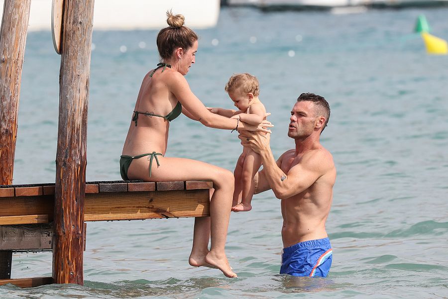 Fonsi Nieto y Marta Castro con su hijo Hugo de vacaciones en Ibiza