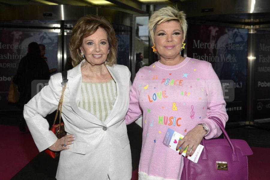 María Teresa Campos con su hija, Terelu Campos, durante la Cibeles Fashion Week de Madrid