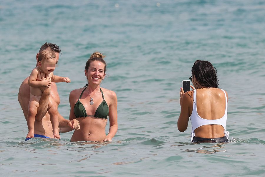 Fonsi Nieto y Marta Castro con su hijo Hugo de vacaciones en Ibiza