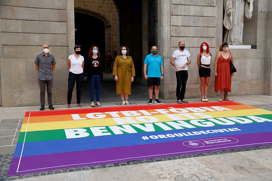 Ada Colau i la regidora Laura Pérez amb representants d'entitats davant la catifa que rebutja agressions LGTBI-fòbiques