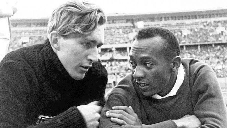 El alemán Lutz Long y el afroamericano Jesse Owens (1936)