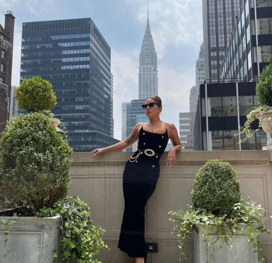 Lady Gaga frente al skyline de Nueva York