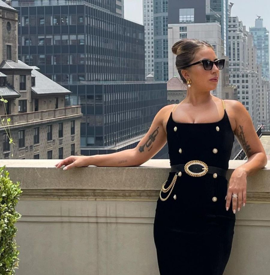 Lady Gaga frente al skyline de Nueva York