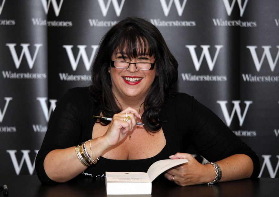 E. L. James, éxitosa autora de la saga 'Cincuenta sombras de Grey' firmando ejemplares de su novela