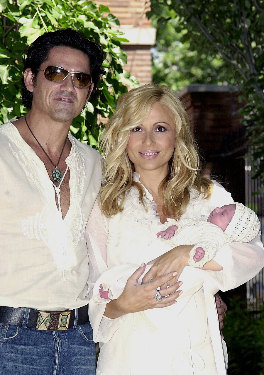 Jesús Cabanas y Marta Sánchez presentan a su hija Paula