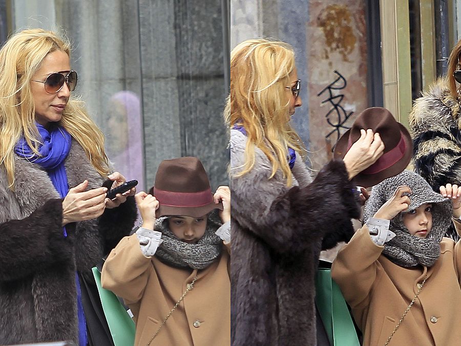 Paula Cabanas probándose diferentes sombreros en la calle