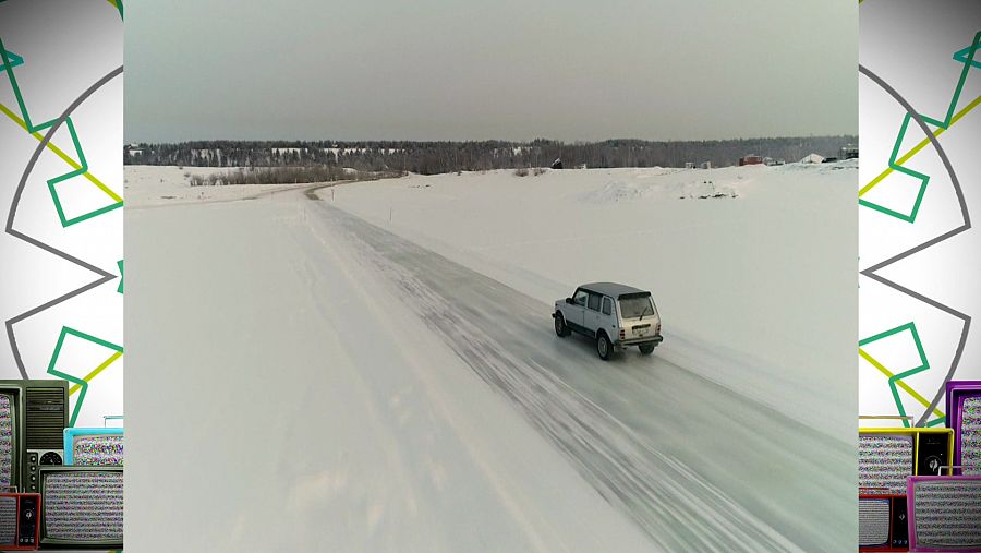Una imatge d'una carretera nevada, tota blanca, i un cotxe al mig que la travessa