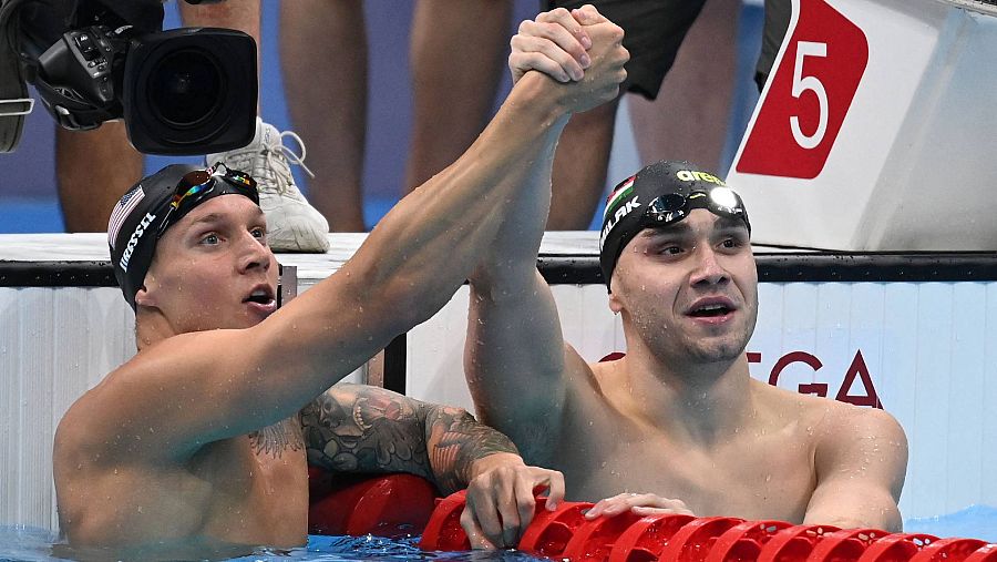 Caeleb Dressel y Kristof Milak celebran juntos el oro y la plata en los 100 metros mariposa