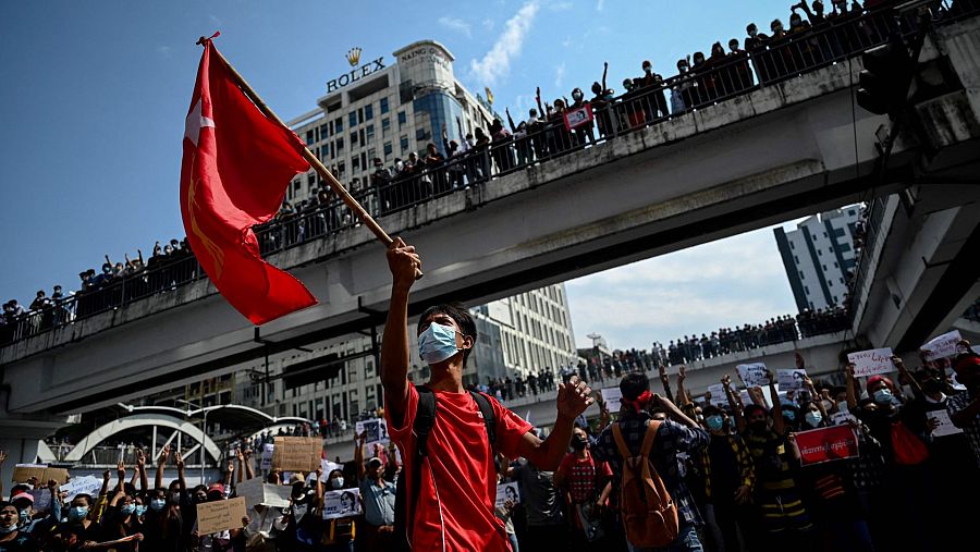 Imagen de archivo de una protesta contra el golpe militar en Birmania.
