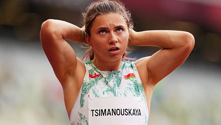 La atleta bielorrusa Krystsina Tsimanouskaya reacciona tras competir en las series de 100 metros de los Juegos de Tokio