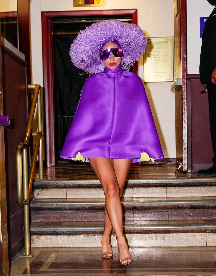 Lady Gaga de Valentino saliendo del Radio City Music Hall en Nueva York