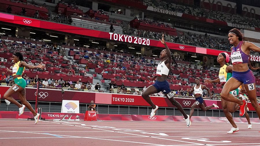Momento final de la carrera de 200 metros con Elaine Thompson superando -de izquierda a derecha- a Christine Mboma, Shelly-Ann Fraser-Pryce y Gabrielle Thomas