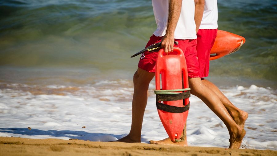 Dos socorristas recorren una playa