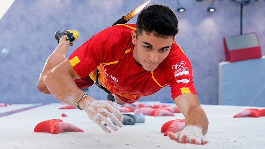 Alberto Ginés en la clasificación de escalada deportiva en Tokyo 2020