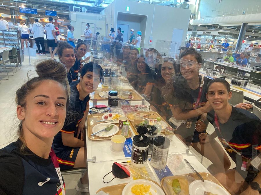 Las guerreras de balonmano en una de sus comidas en el comedor de la Villa Olímpica en Tokyo