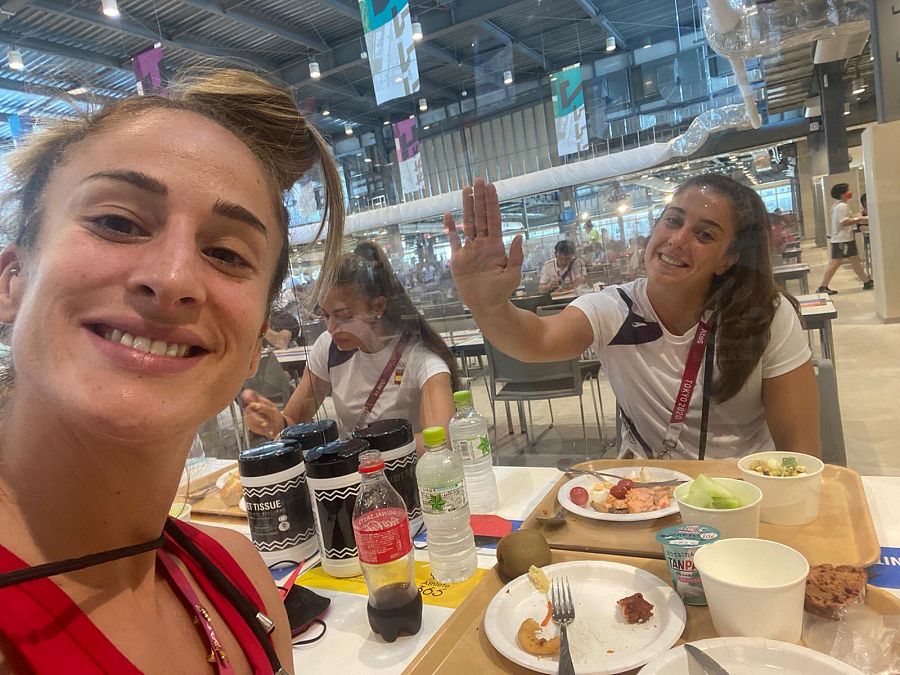 Nerea y sus compañeras de la selección española de balonmano en el comedor de la Villa Olímpica en Tokyo