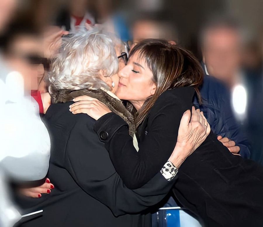 Sandra Sánchez abraza a su abuela