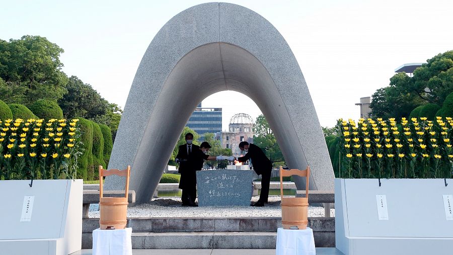 La lista de nombres de las muertes de guerra es entregada al alcalde de Hiroshima Kazumi Matsui (R) por un representante de las víctimas durante una ceremonia en el Parque Conmemorativo de la Paz en Hiroshima.