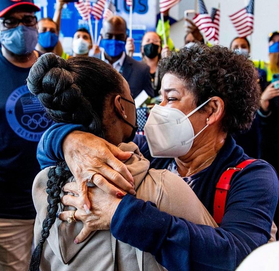 Simone Biles se reencuentra con su familia