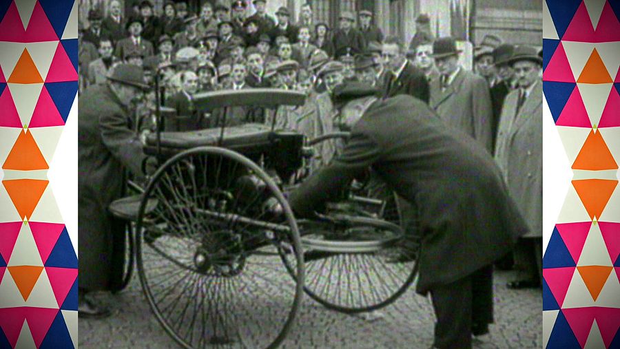 Presentació davant d'una multitud de gent d'un cotxe antic amb rodes