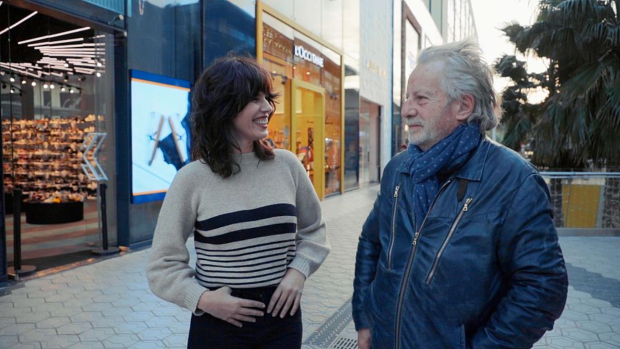 Flora Saura i Javier Mariscal passejant pel centre comercial les Glòries de Barcelona