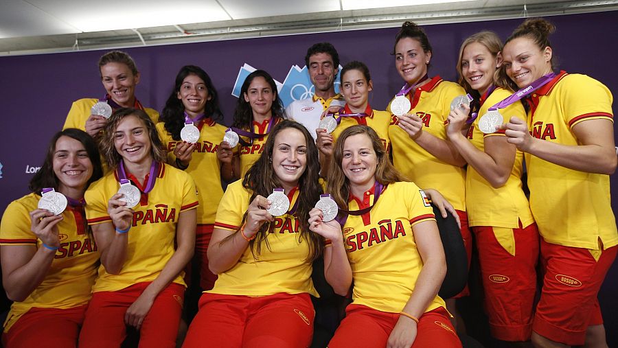 Las integrantes de la selección española muestran las medallas de plata de Londres 2012