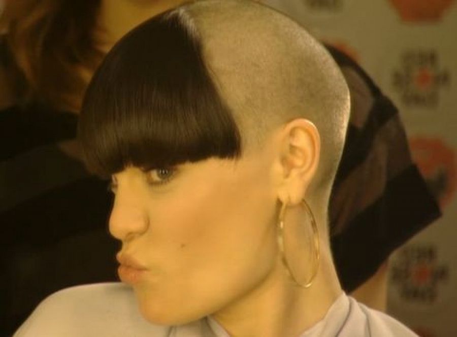 Jessie J se rapó la cabeza en 2013 durante un 'teletón' solidario