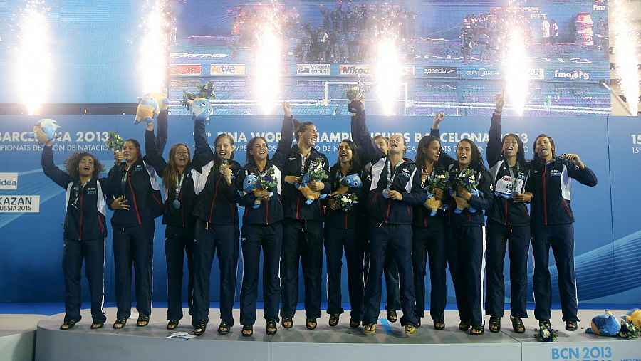 Las 'Guerreras del agua' celebrando el título mundial en el podio