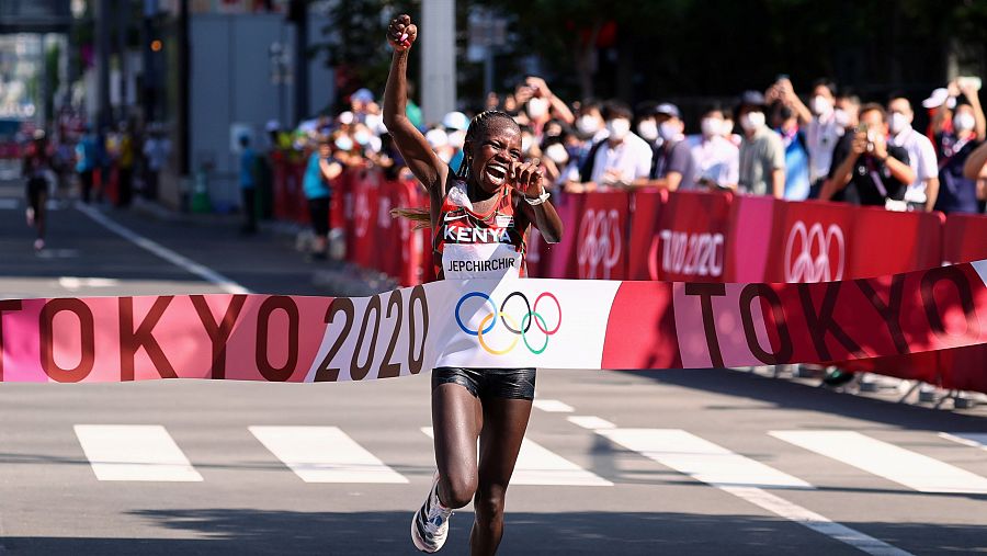 Peres Jepchirchir celebra en Tokyo 2020