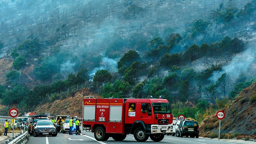 Medios aéreos y terrestres participan en la labores de extinción del incendio declarado en el término de El Tiemblo, en Ávila.