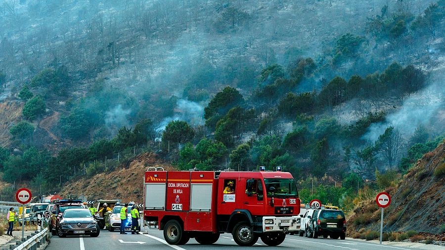 Medios aéreos y terrestres participan en la labores de extinción del incendio declarado en el término de El Tiemblo, en Ávila.