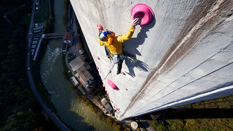 Janja Garnbret y Domen Skofic escalan la chimenea más alta de Europa en Eslovenia