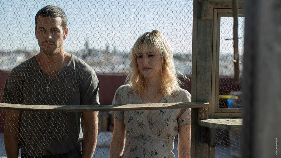 Mario Casas y Natalia de Molina en 'Adiós' (2019)