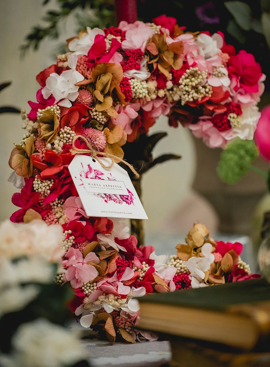 Caja de madera con rosas preservadas -Trencadissa Art floral