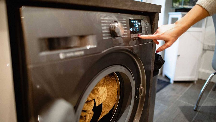 L'increment continuat del preu de l'electricitat ha obligat a variar els costums de moltes famílies