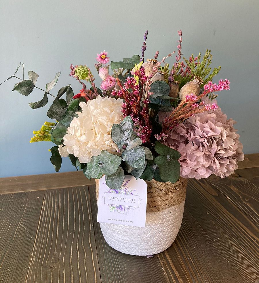 Se puede usar para su colocación cualquier recipiente, desde jarrones de cristal o antiguos, cajas de madera o cestos