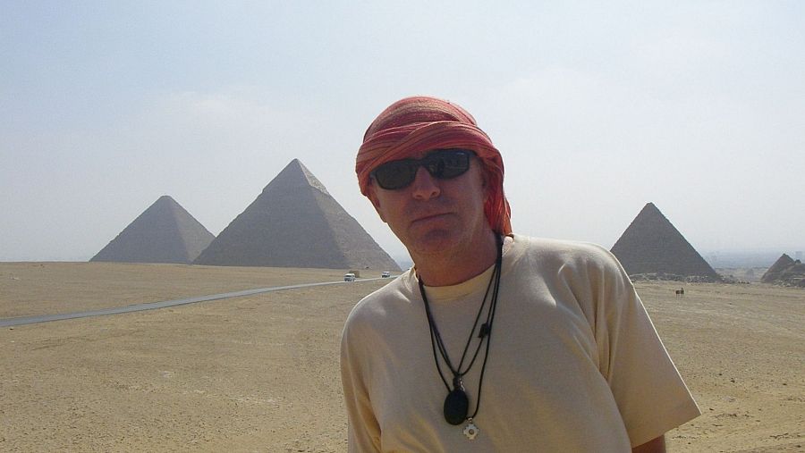 Miguel Blanco en el exterior de la Gran Pirámide