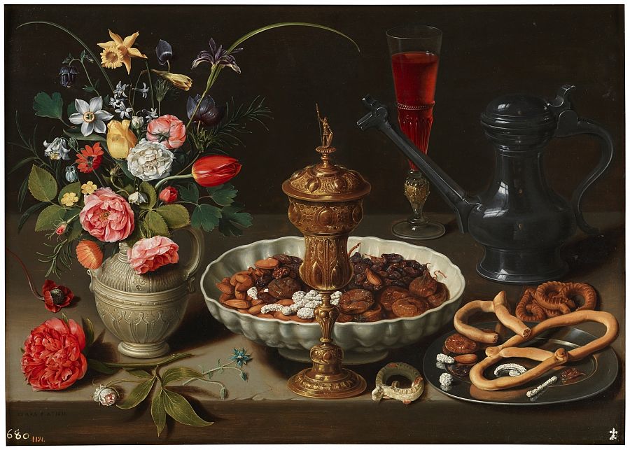 Bodegón con flores, copa de plata dorada, almendras, frutos secos, dulces, panecillos, vino y jarra de peltre, de Clara Peeters, 1611