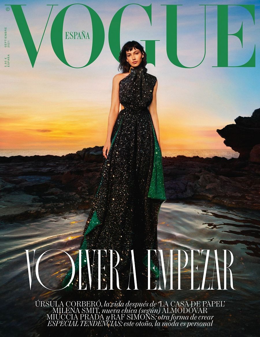 Úrsula Corberó, protagonista de la portada de la revista 'Vogue' con un vestido de brillantes negro largo