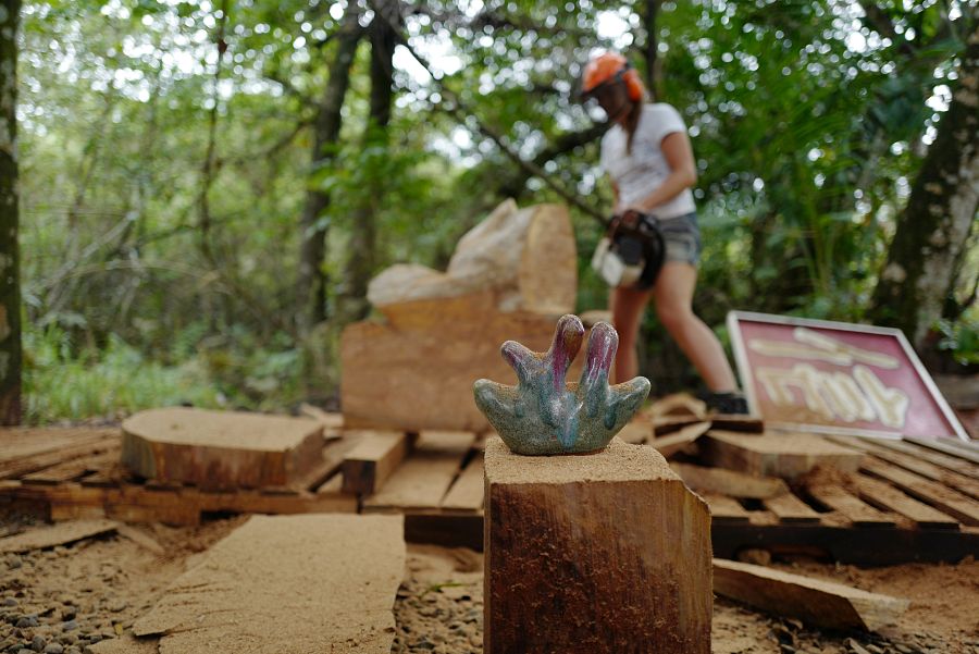 Claudia Comte usando su motosierra en Jamaica