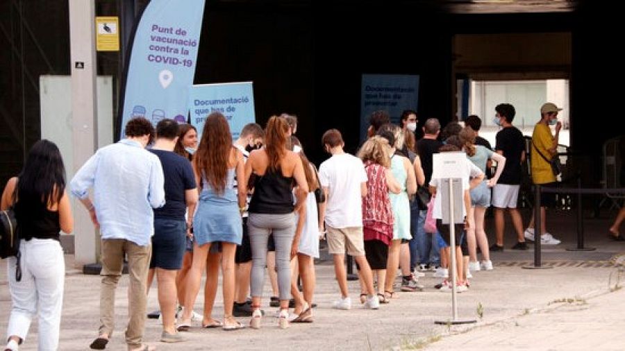 Pla de la cua a Fira Barcelona en el primer dia de vacunació sense cita