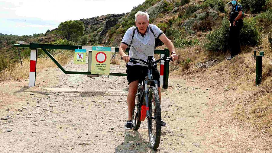 Un ciclista gira cua en saber que està tancat el cap de Creus