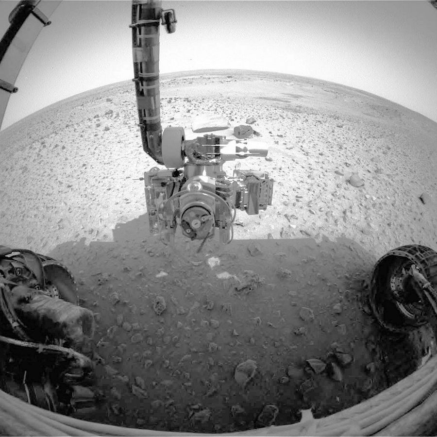 Una fotografía en blanco y negro publicada por NASA del brazo del rover Spirit