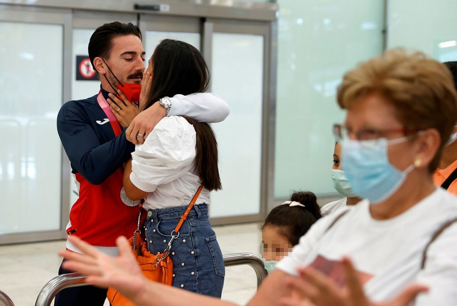 Damián Quintero se abraza con su esposa Casandra a su llegada al aeropuerto de Madrid