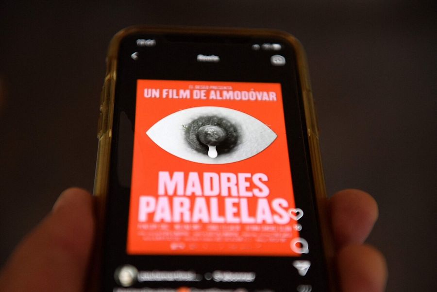 'Madres paralelas' vence la censura de Facebook e Instagram