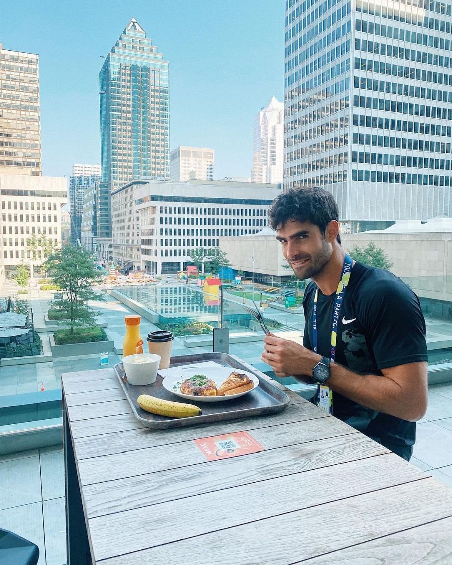 Juan Betancourt desayunando en Montreal