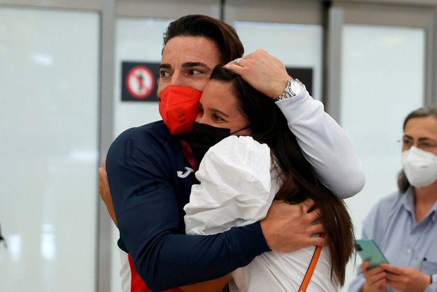 Damián y Casandra vuelven a Asturias para descansar y celebrar la medalla de plata del karateka