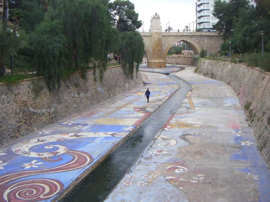 El río Vinalopó a su paso por Elche, encauzado en una solera de hormigón y altos muros
