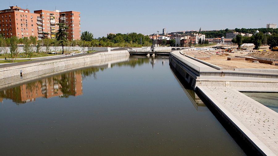 El Manzanares en 2010, antes de su renaturalización, con el agua estancada por varias presas para imitar un gran caudal